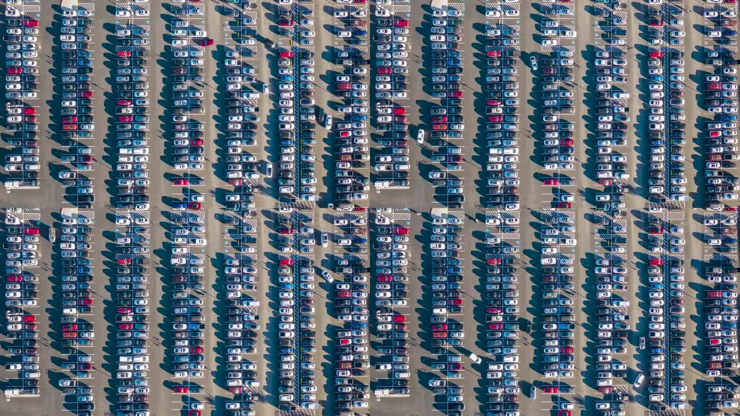 车辆通勤、停车和离开停车场的时间间隔。从无人机上俯瞰。交通旅行、城市生活或人们购物的生活方式
