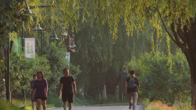 城市日出天际线太阳升河边骑行晨跑健身锻炼