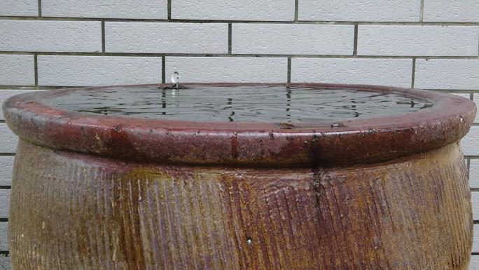 墙边陶器水缸滴水落在水缸里倒影唯美自然