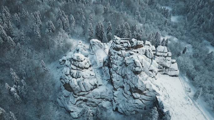 鸟瞰雄伟的雪山山峰。冬季景观背景。喀尔巴阡山图斯坦乌克兰。