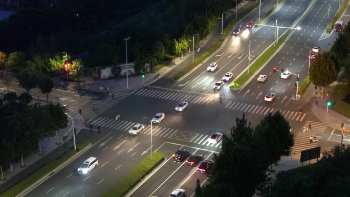 城市夜晚十字路口行驶的汽车