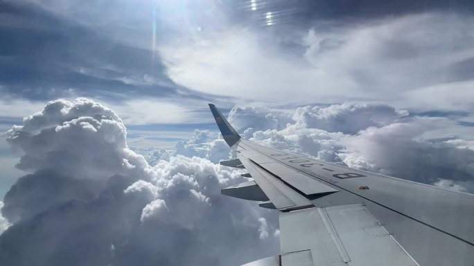 13飞机穿过云层
