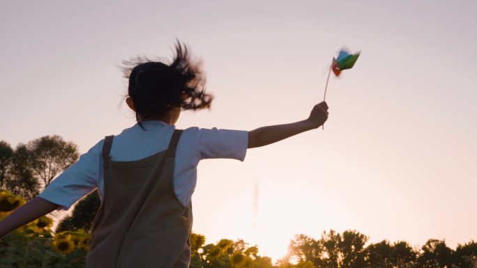 夕阳下田野上奔跑的小孩