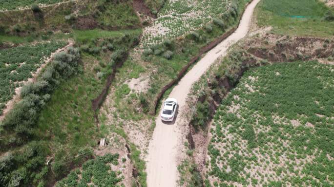 青海山路行车航拍跟拍