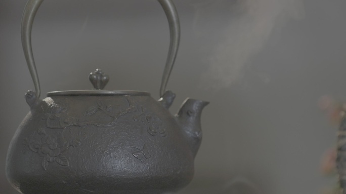 桌面上冒气的泡茶茶壶