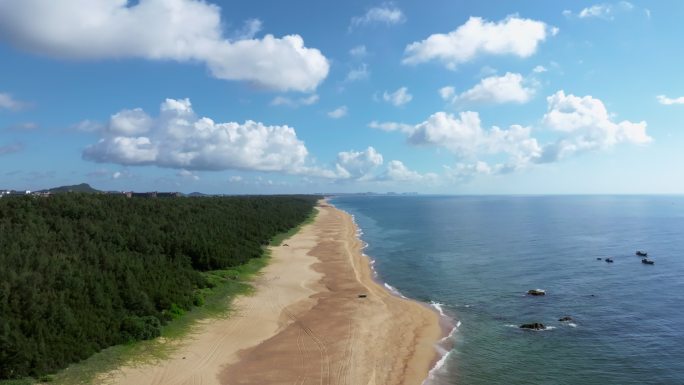 海南蓝天白云下的海岸