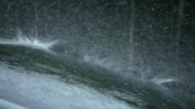 4K下雨雨滴车行驶漂泊大雨路面雨水