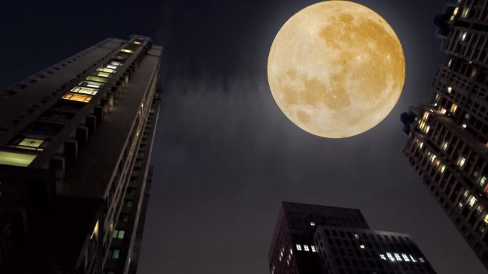 月亮挂在城市的空中