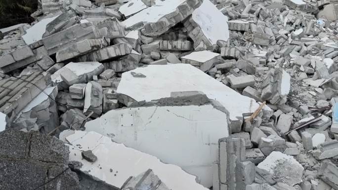 坍塌房屋坍塌砖头水泥石块废墟一遍荒凉废墟