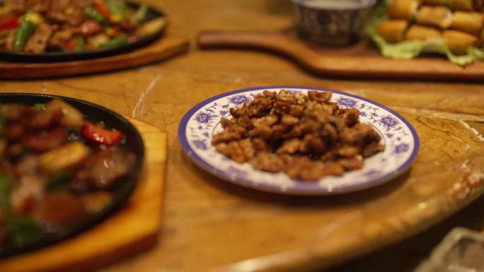 西北菜新疆菜中餐厅圆桌菜品展示
