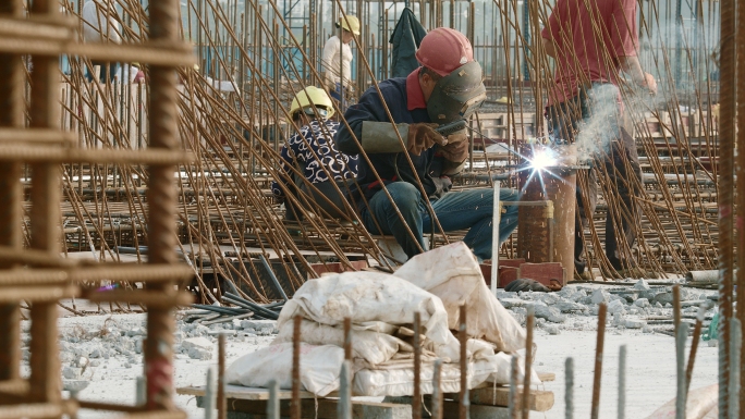 建筑工人工地施工混凝土浇筑实拍视频