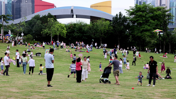公园放风筝的人群