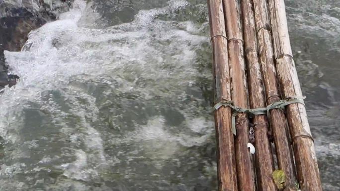 独木桥横跨竹桥水泉流走泉水叮咚流水潺潺