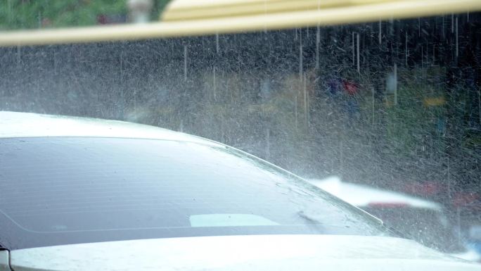 4K雨后空镜车辆行驶雨滴阵雨暴雨城市