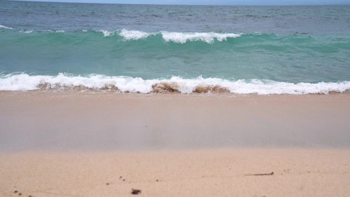 大海浪沙滩海边大浪花海水拍打沙滩海边奔跑