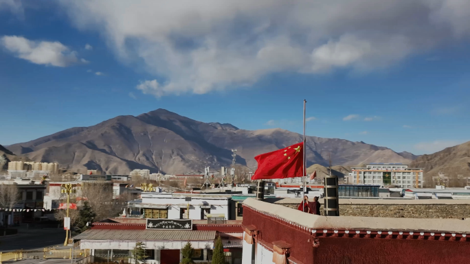 西藏寺庙升旗 山南市寺庙升国旗