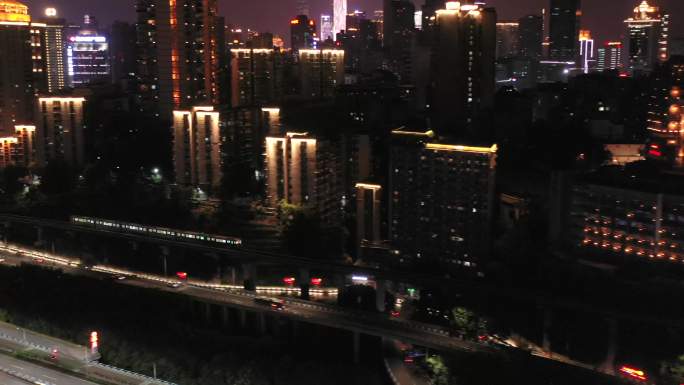 重庆轨道二号线行驶出李子坝站夜景