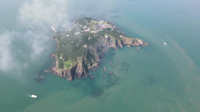 高空俯瞰云雾之下的山东荣成那香海鸡鸣岛