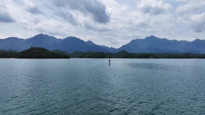 航拍庐山西海一个男人在湖中浆板运动