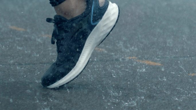 4k雨中跑步励志充满希望的步伐跑步背影