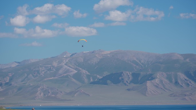 4K正版-蓝天白云下的滑翔伞03