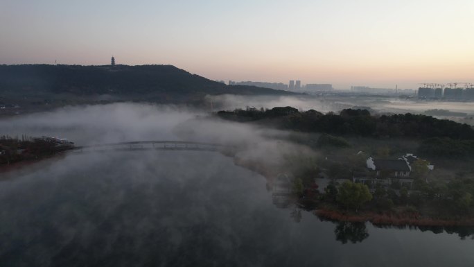 江苏张家港金港镇香山湖清晨平流雾