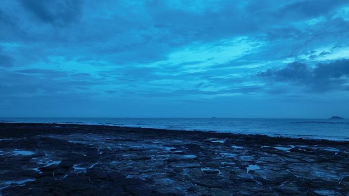 夜晚海边沙滩风景阴天大海礁石海岸自然风光
