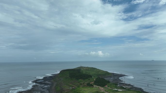 海上小岛航拍大海岛屿海岸线风景自然风光