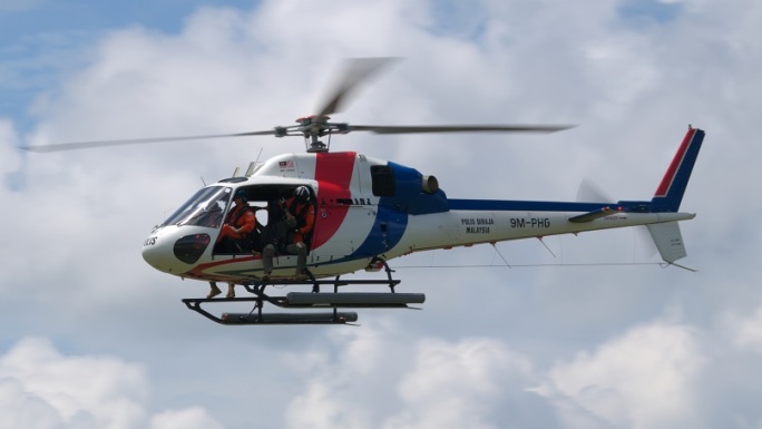稳定：兰卡威警用AS355小松鼠直升机