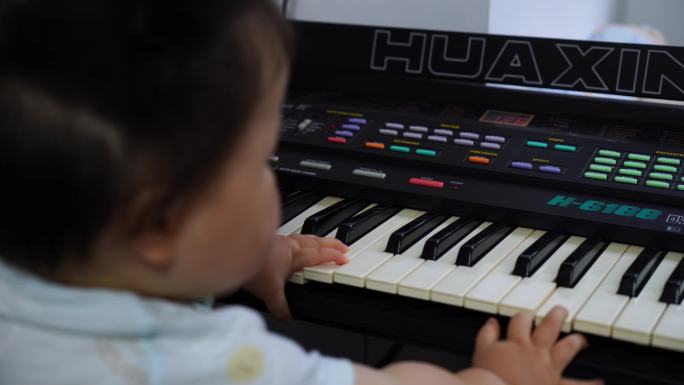婴儿学弹电子琴