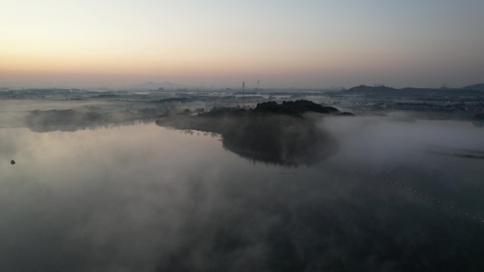 江苏张家港金港镇香山湖清晨平流雾
