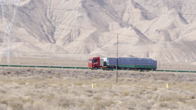 行驶在戈壁公路的大货车