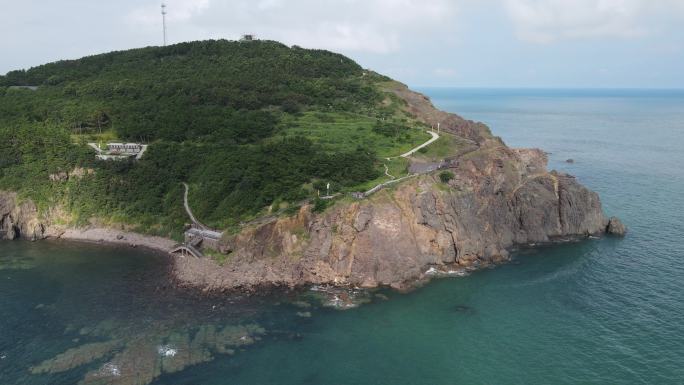 环绕航拍荣成鸡鸣岛东侧的观景台和岛岸线