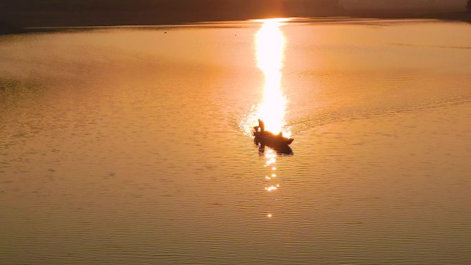 航拍日落余晖 湖面小木船