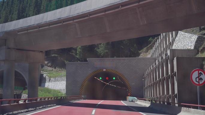 4K正版-山谷隧道中行驶的车辆
