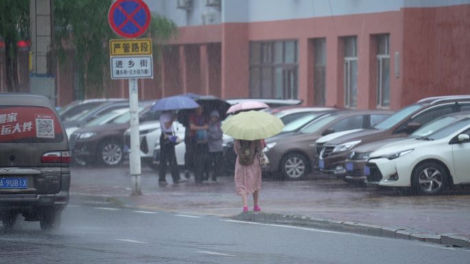 4K阵雨暴雨街道交通车辆行驶