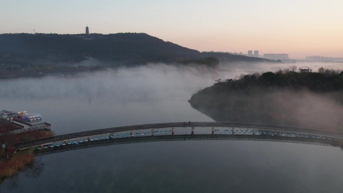 江苏张家港金港镇香山湖清晨平流雾