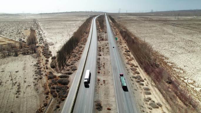 行驶在戈壁公路的大货车