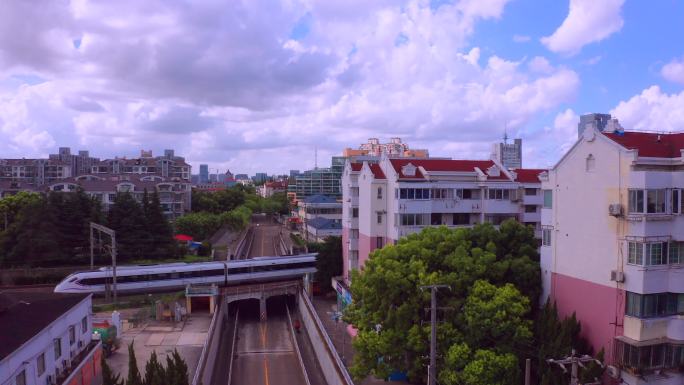 台风天  上海的城郊  列车飞驰而过