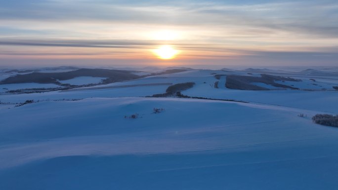 寒冬冰雪覆盖的山区日落风景