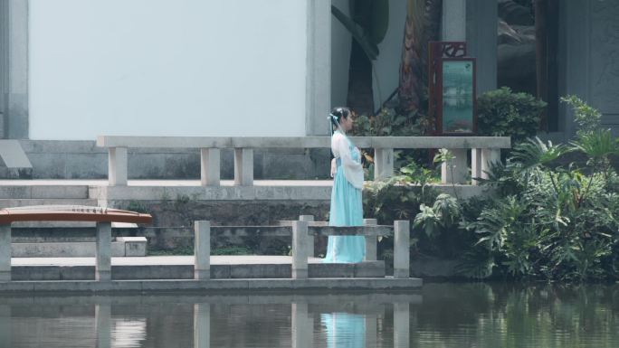 古装美女视频中国风水边汉唐装扮侍女