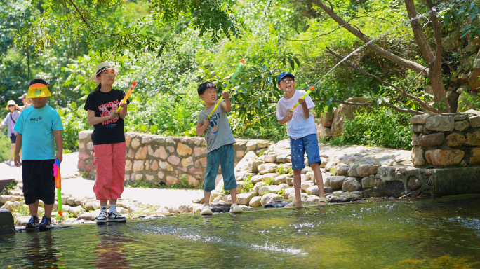 夏天溪流流水儿童山里玩水打水枪