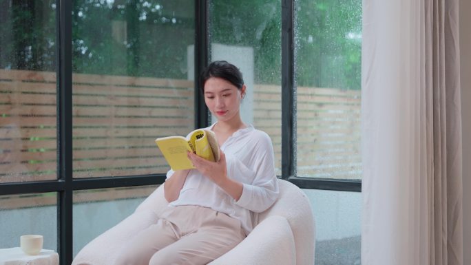 看书的美女