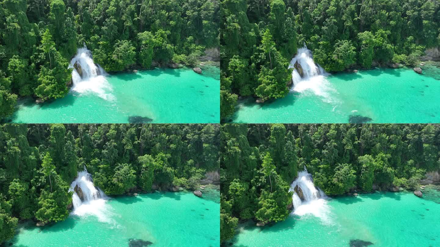 印尼东部莫蒙瀑布鸟瞰图