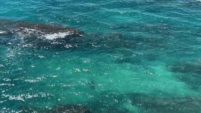 蓝海绿松石光泽表面。