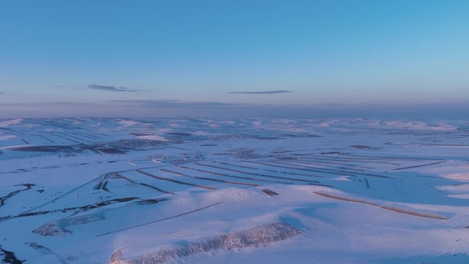 航拍银装素裹的雪原暮色