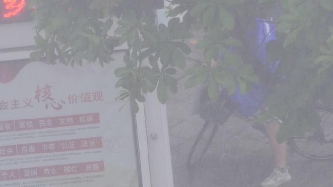 暴雨中骑车人穿雨衣