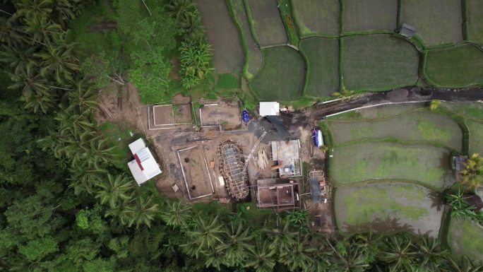 稻田外围建筑工地的俯视图，摄像机下降