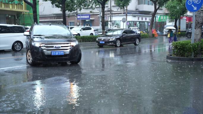 下雨送外卖 雨天走路 打伞的人 雨天积水