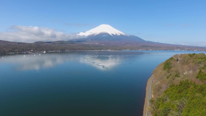 日本川口湖富士山的无人机鸟瞰图